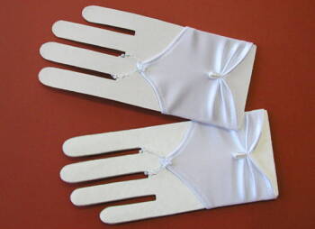 6.3.5./23  Short fingerless communion gloves 