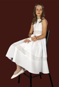 P523/3 Krótka sukienka z białego streczu z koronką w pasie
